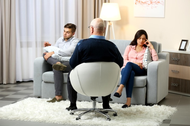 Foto pareja joven con problema de recepción para psicólogo familiar