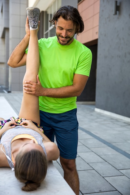 Foto pareja joven que se extiende en el entorno urbano