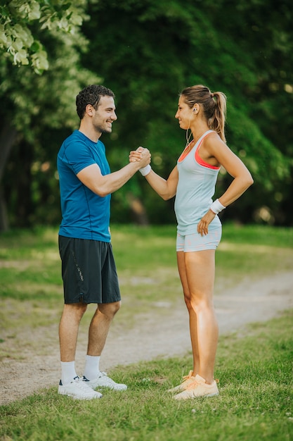 Pareja joven que toma ejercicio