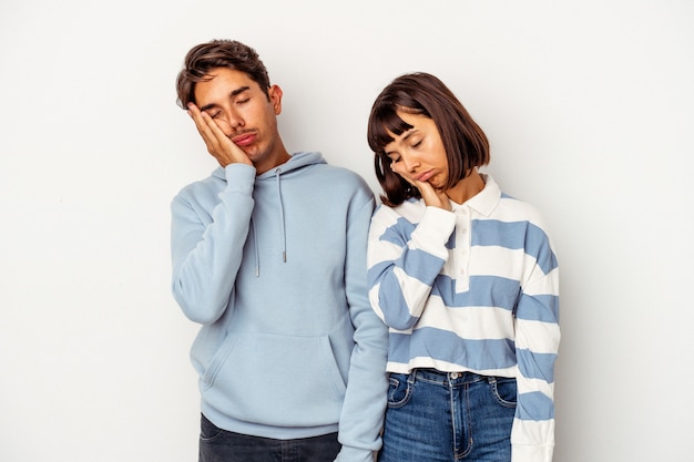 Foto pareja joven de raza mixta aislado sobre fondo blanco que está aburrido, fatigado y necesita un día de relax.