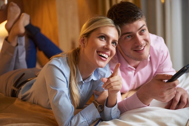 pareja joven relajada y feliz en una habitación de hotel moderna