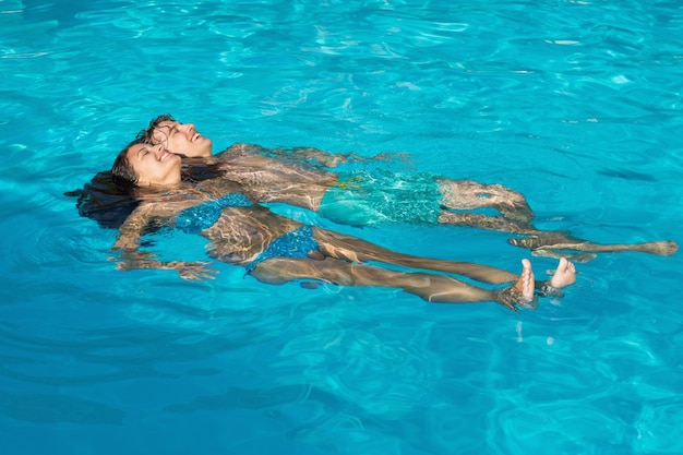 Pareja joven relajado en la piscina