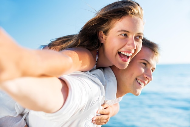 pareja joven, relajante, en, costa