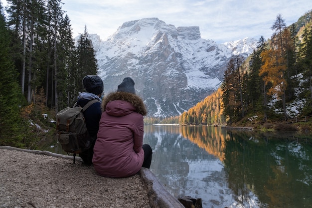 Pareja joven, relajante, en las montañas