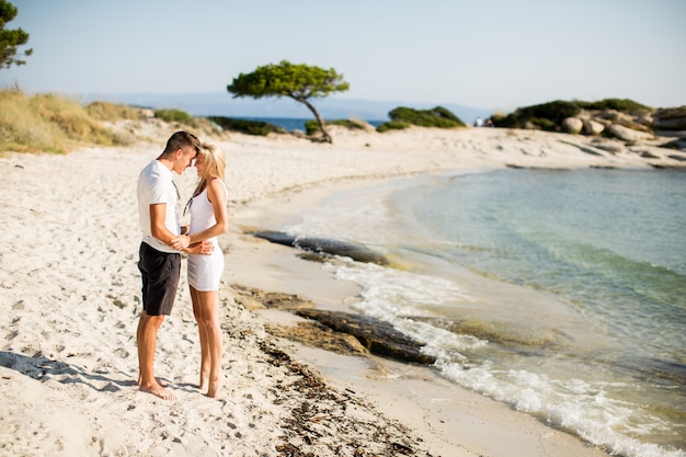 Pareja joven relajante en la playa