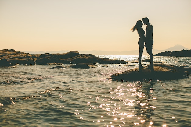 Foto pareja joven relajante en la playa