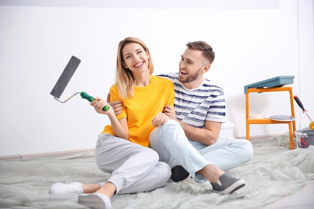 Pareja joven durante la renovación del apartamento en el interior