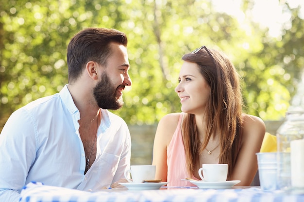 pareja joven, en, restaurante