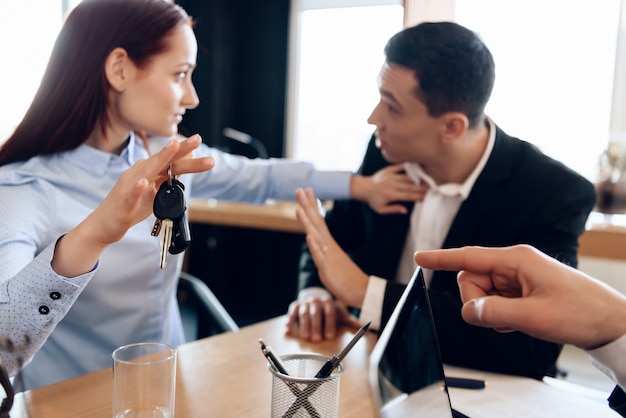 Pareja joven resuelve el problema de la división de la propiedad.