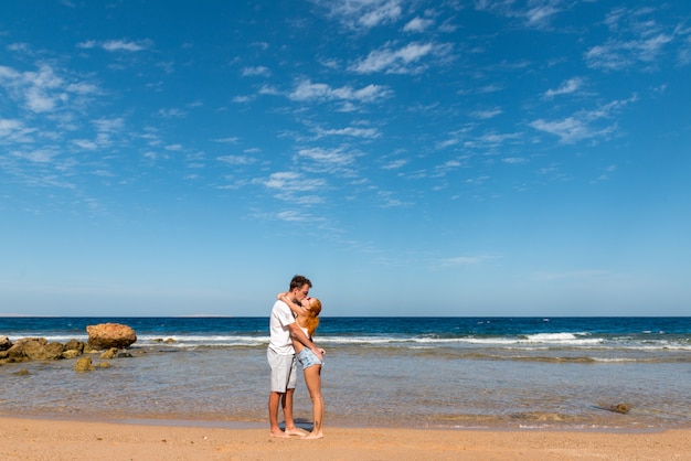 Pareja joven romántica en la playa