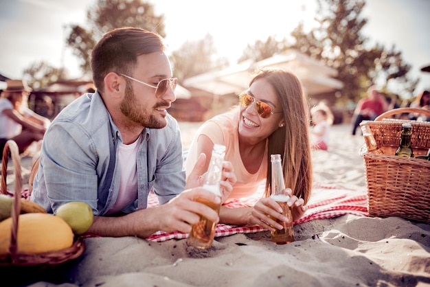 Pareja joven romántica en la playa