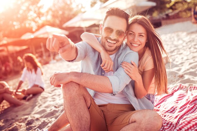 Pareja joven romántica en la playa