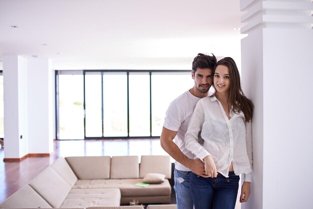 Una pareja joven y romántica se relaja en un hogar moderno y luminoso en el interior