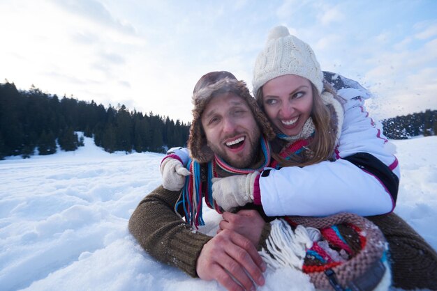 Una pareja joven y romántica en vacaciones de invierno.