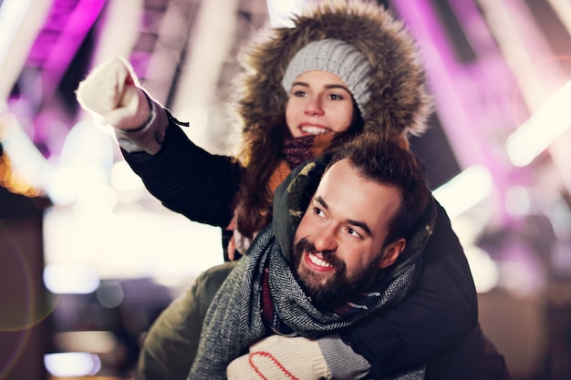 pareja joven saliendo en la ciudad