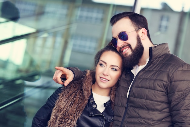 pareja joven saliendo y señalando