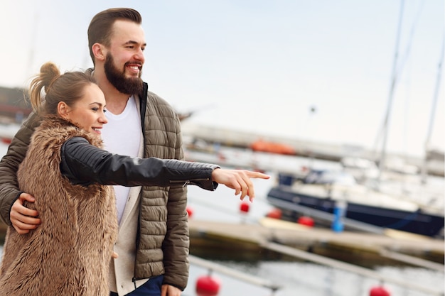 pareja joven, señalar, algo, en, marina