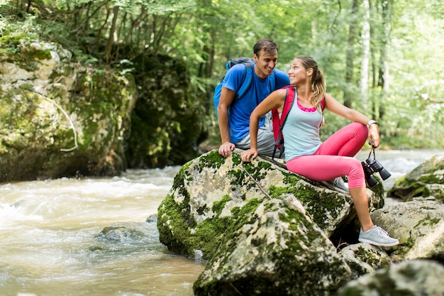 Pareja joven de senderismo en el bosque