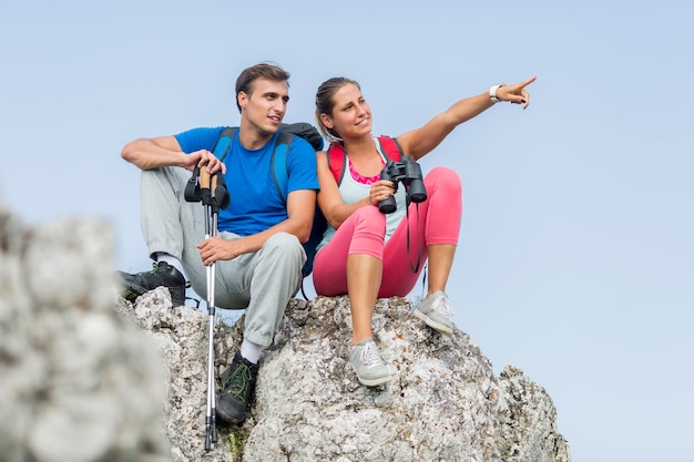 Pareja joven de senderismo en la montaña