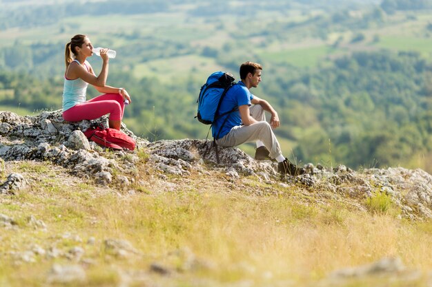 Pareja joven de senderismo en la montaña