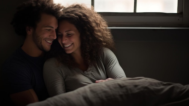 Una pareja joven sentada abrazándose en casa.