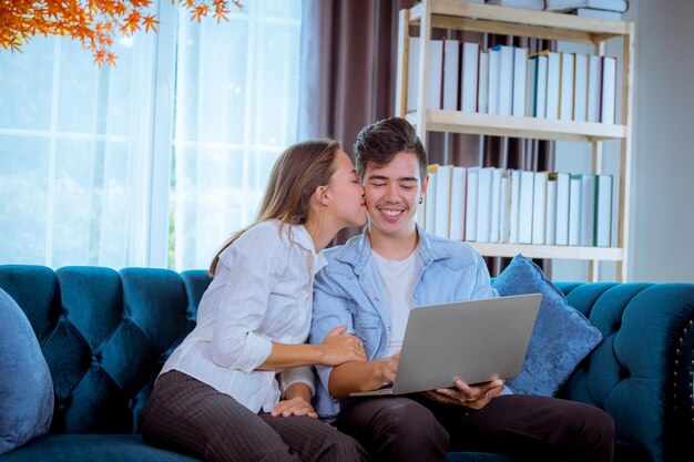 Foto una pareja joven sentada en la cama se siente aburrida en una relación