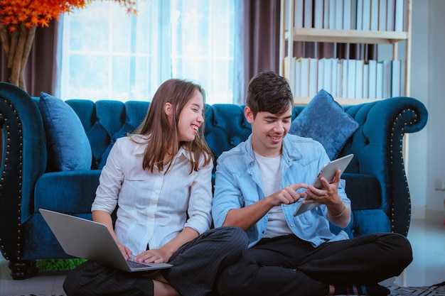 Foto una pareja joven sentada en la cama se siente aburrida en una relación