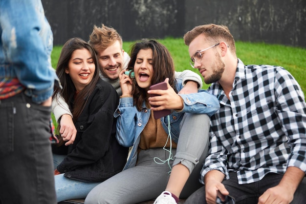 Una pareja joven sentada en el parque.