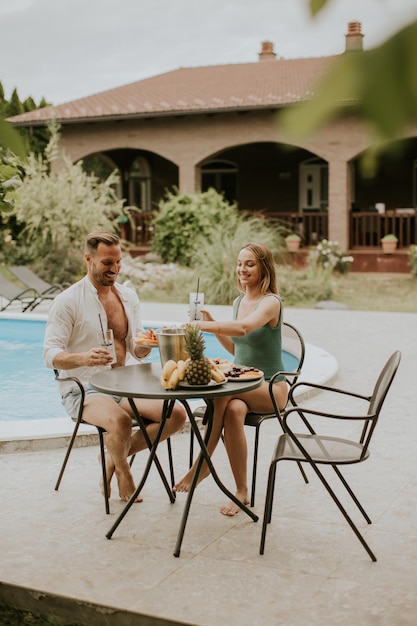 Pareja joven sentada en el patio trasero