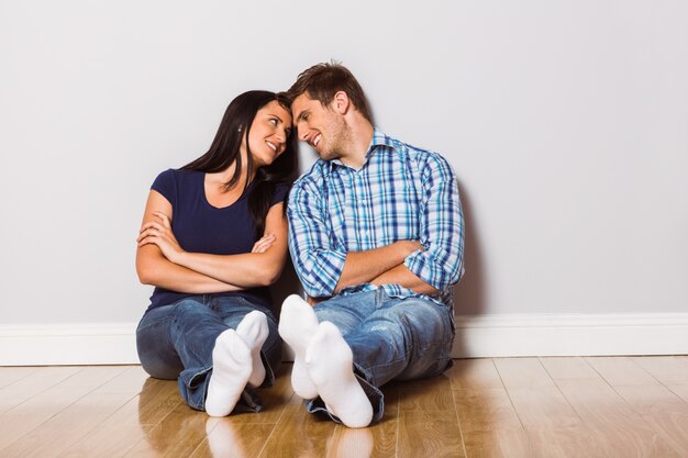 Pareja joven sentada en el piso