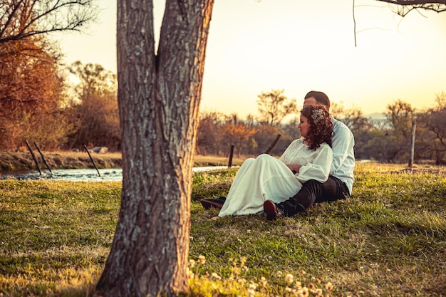 pareja joven, sentado, en el campo, enamorado