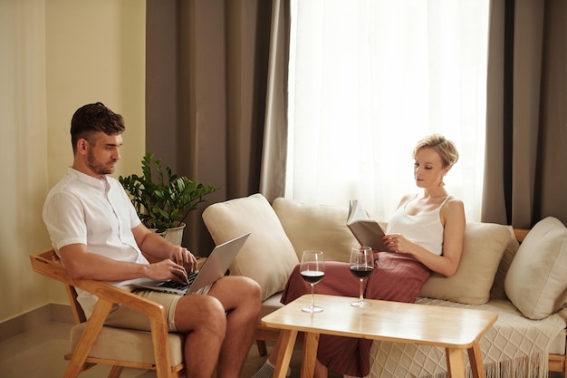 pareja joven, sentado, en casa