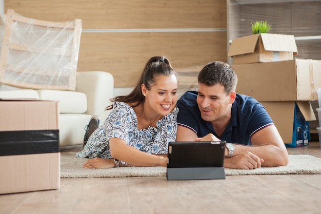 Pareja joven sintiéndose feliz en su nueva casa. Pareja hablando sobre el futuro.