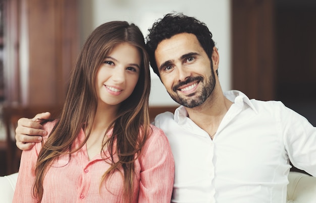 Pareja joven en el sofá enamorado