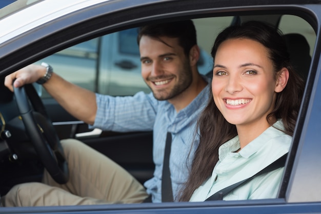 Pareja joven sonriendo a la cámara