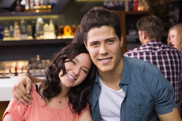 Pareja joven sonriendo a la cámara