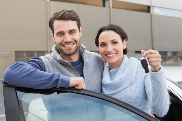 Pareja joven sonriendo con nueva clave