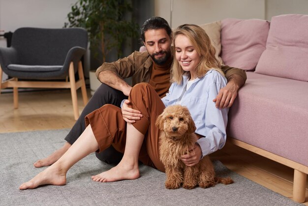 Pareja joven con su perro