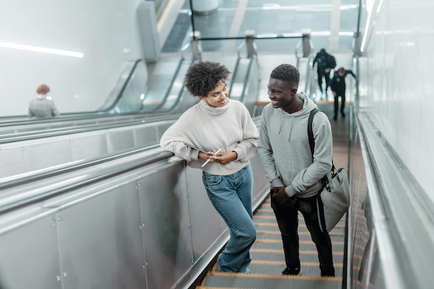 Pareja joven subiendo los escalones del metro