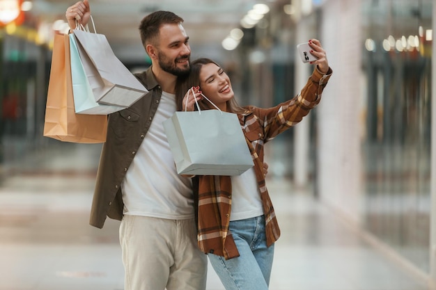 Foto una pareja joven está en el supermercado juntos.