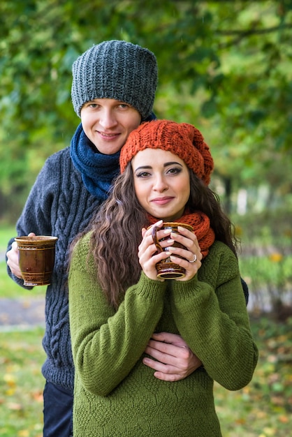 Pareja joven con una taza de café