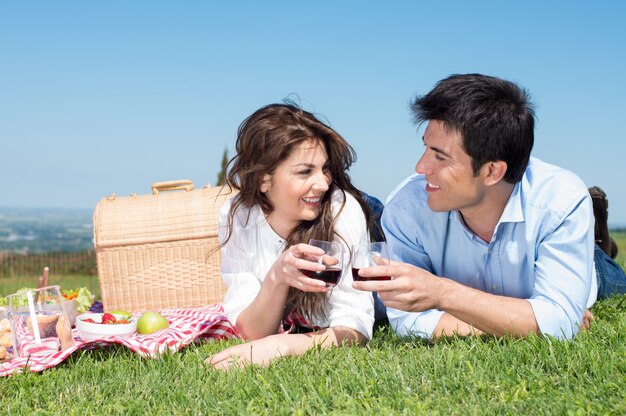 Pareja joven, tener picnic