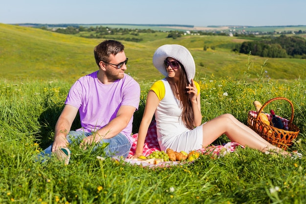 Pareja joven, tener picnic