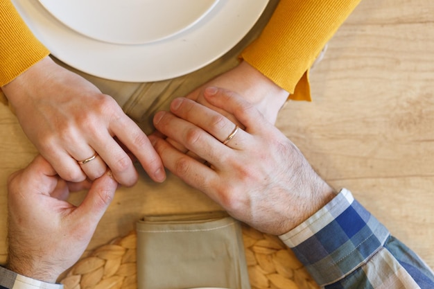 Pareja joven, teniendo, cena romántica