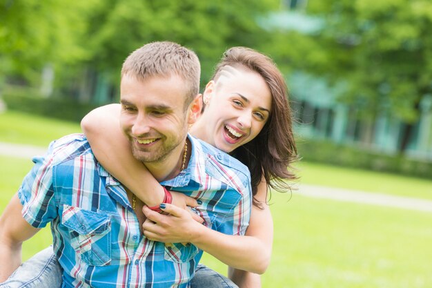 Pareja joven, teniendo, a cuestas, paseo