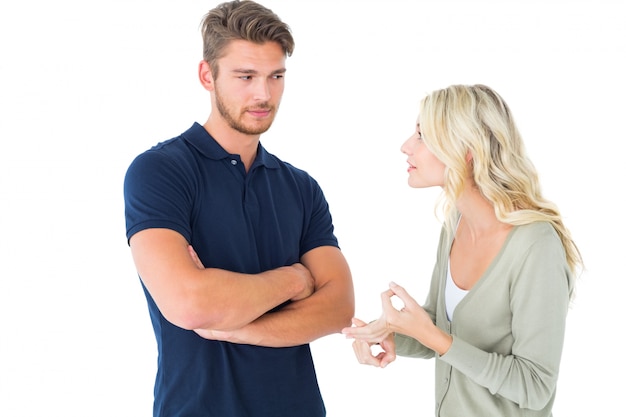 Pareja joven teniendo una discusión