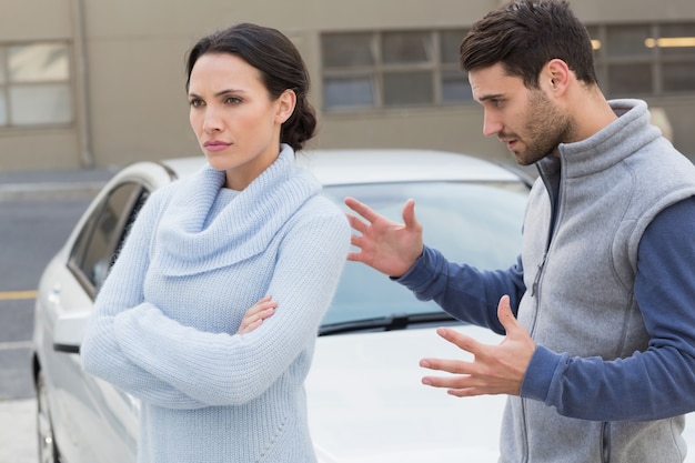 Pareja joven teniendo una discusión