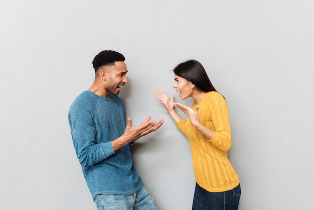 Foto pareja joven teniendo una pelea