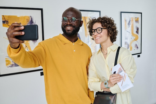 pareja joven, teniendo, selfie, en, teléfono móvil