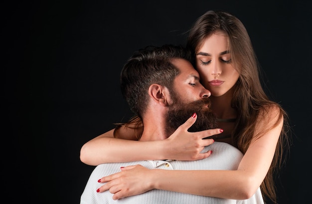 Foto una pareja joven teniendo un sexo intenso apasionado un beso sensual una relación sensual disfrutando del placer ternura e intimidad pareja vintage retro romántico